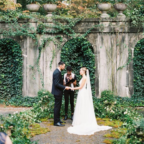 新娘，新郎和司仪在花园布置