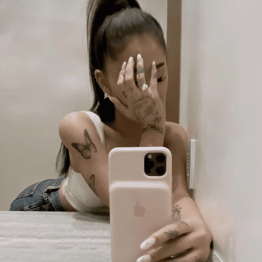 阿里安娜格兰德订婚了