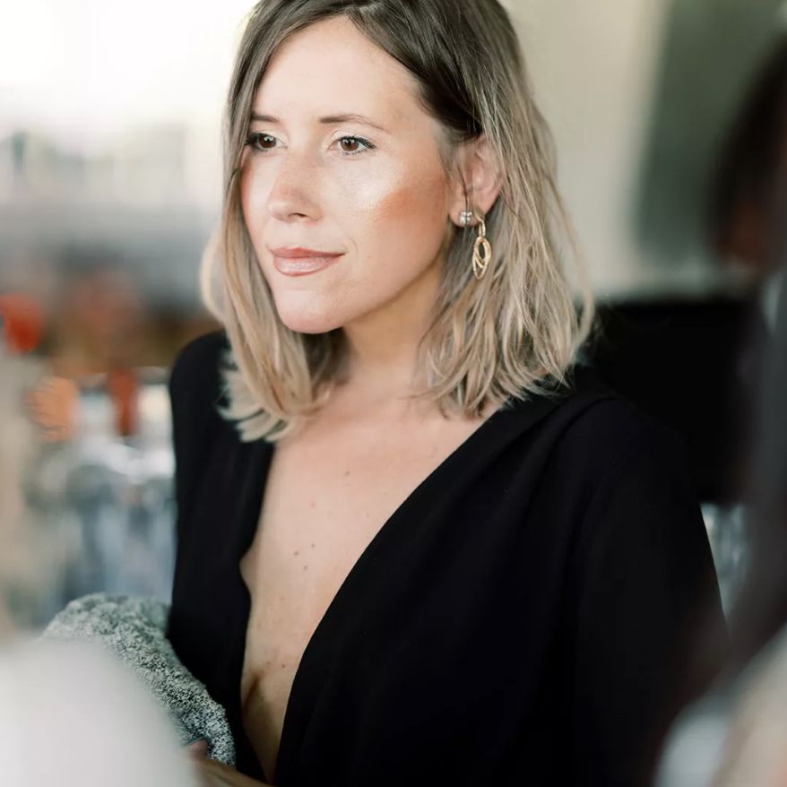 穿黑礼服的女人