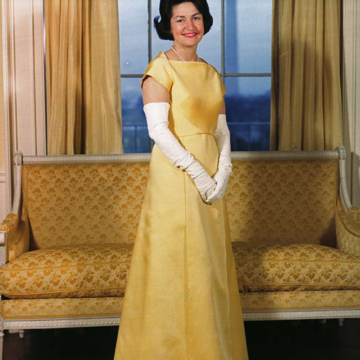 Claudia“Lady Bird”Johnson在John Moore Gown造成姿势