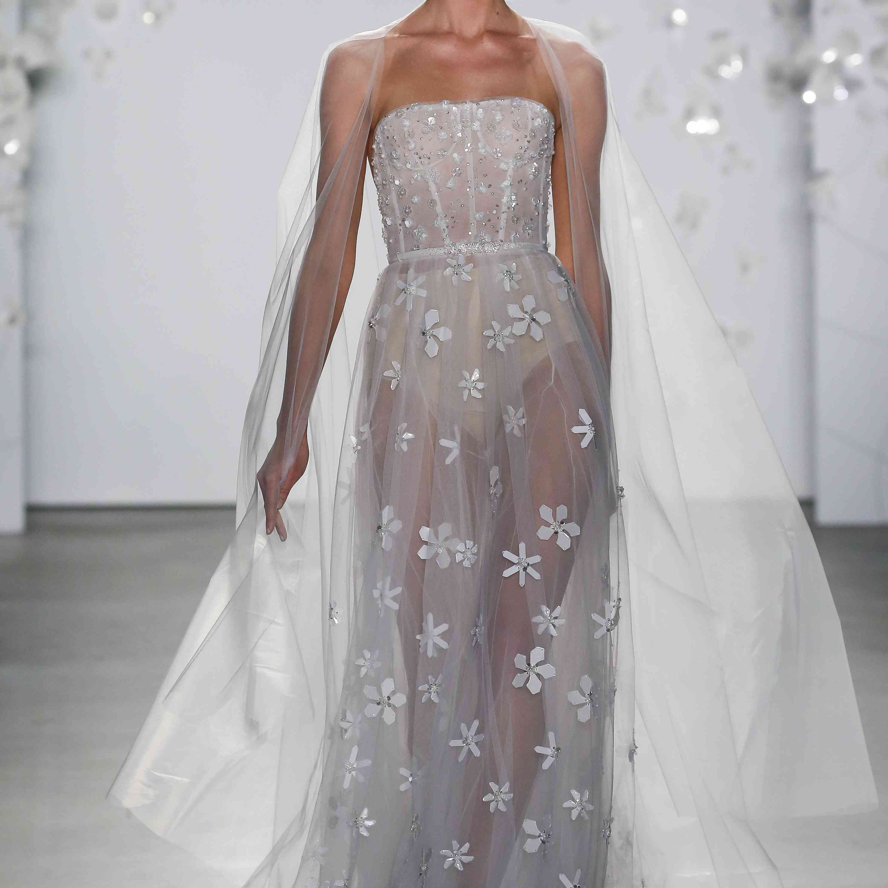 在3D花香露肩薄纱礼服型号