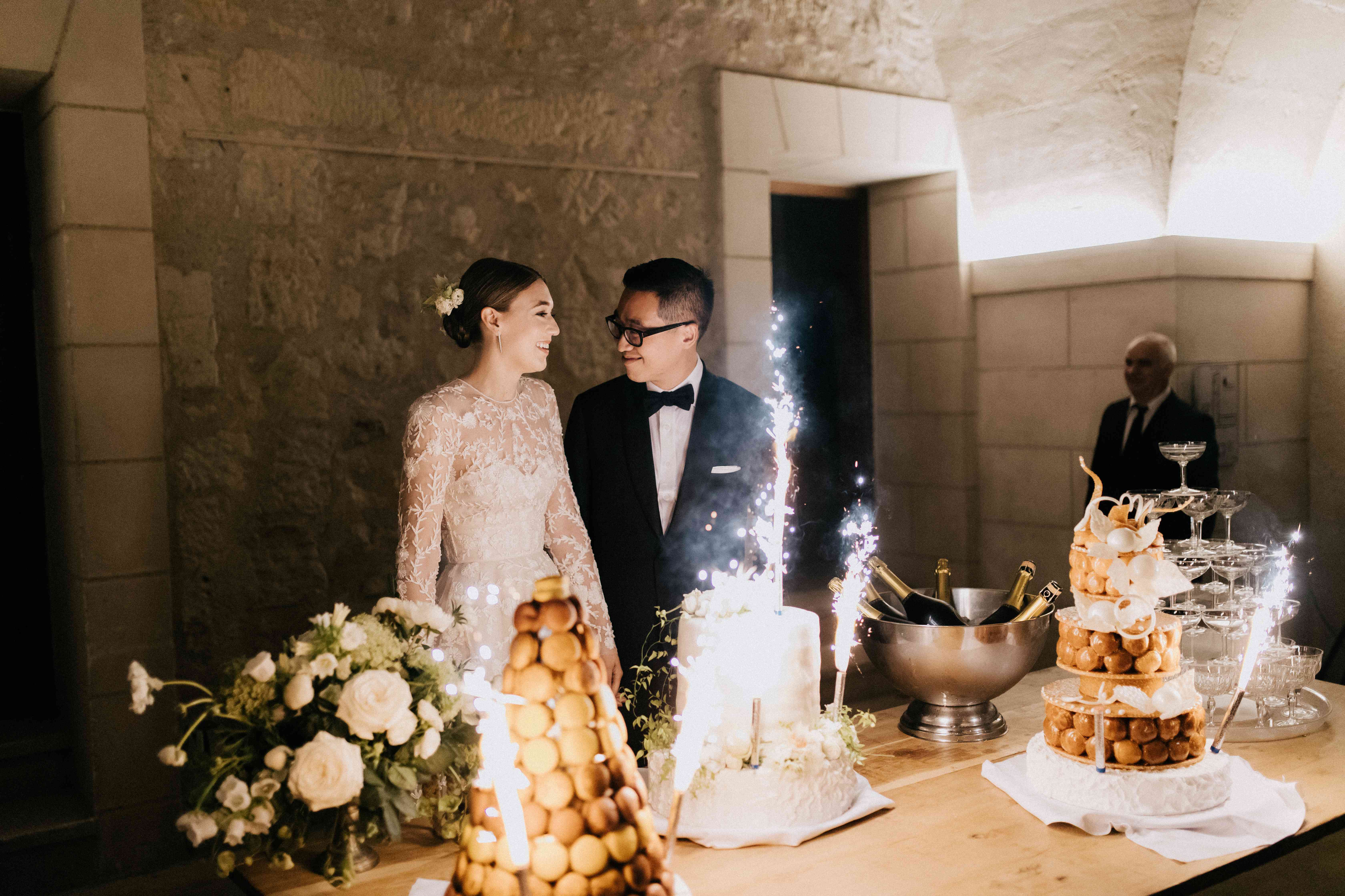 <p>蛋白杏仁饼干塔烟囱在蛋糕上</ p> <br> <br> <br>