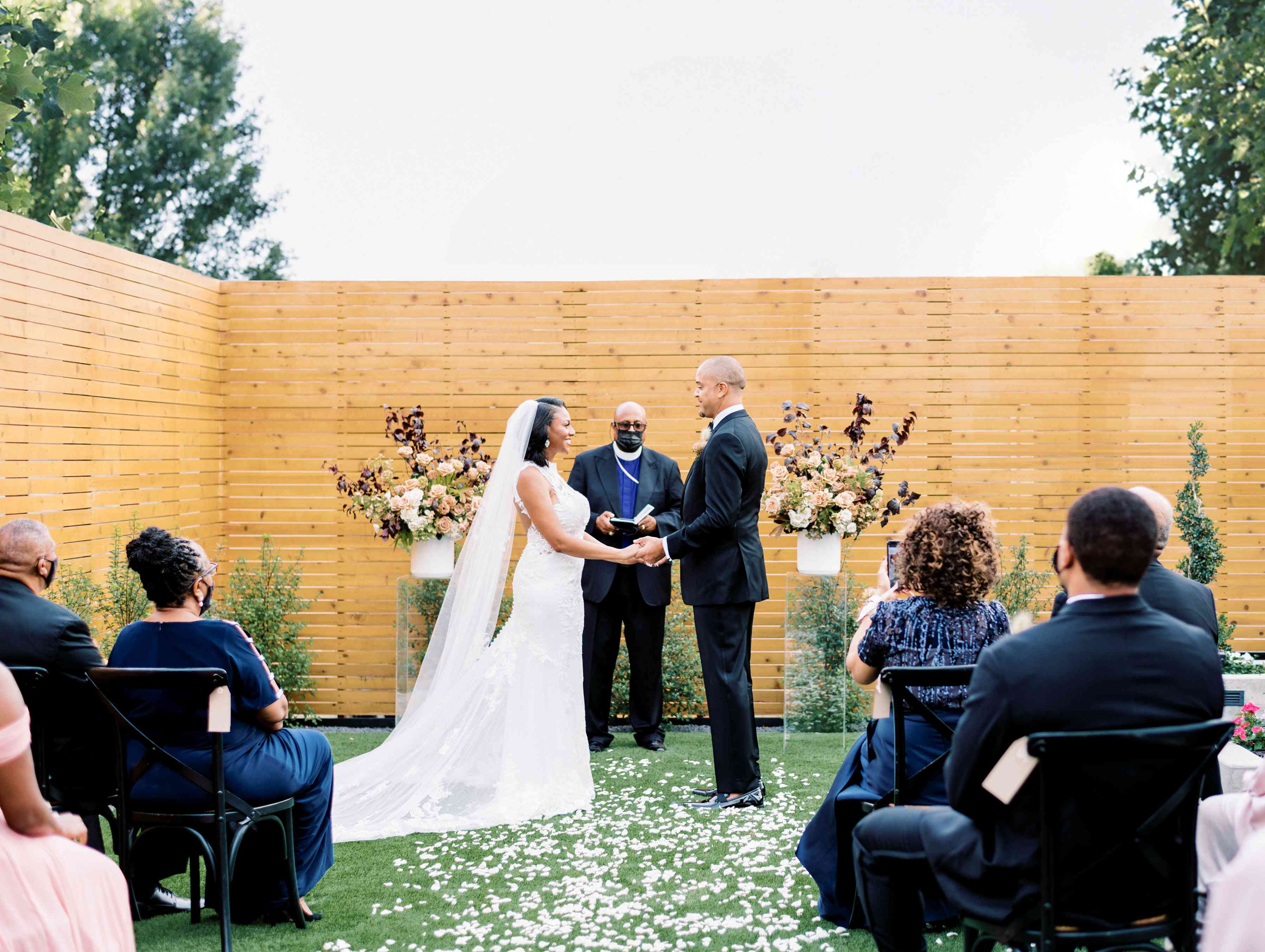 站立在祭坛的新娘