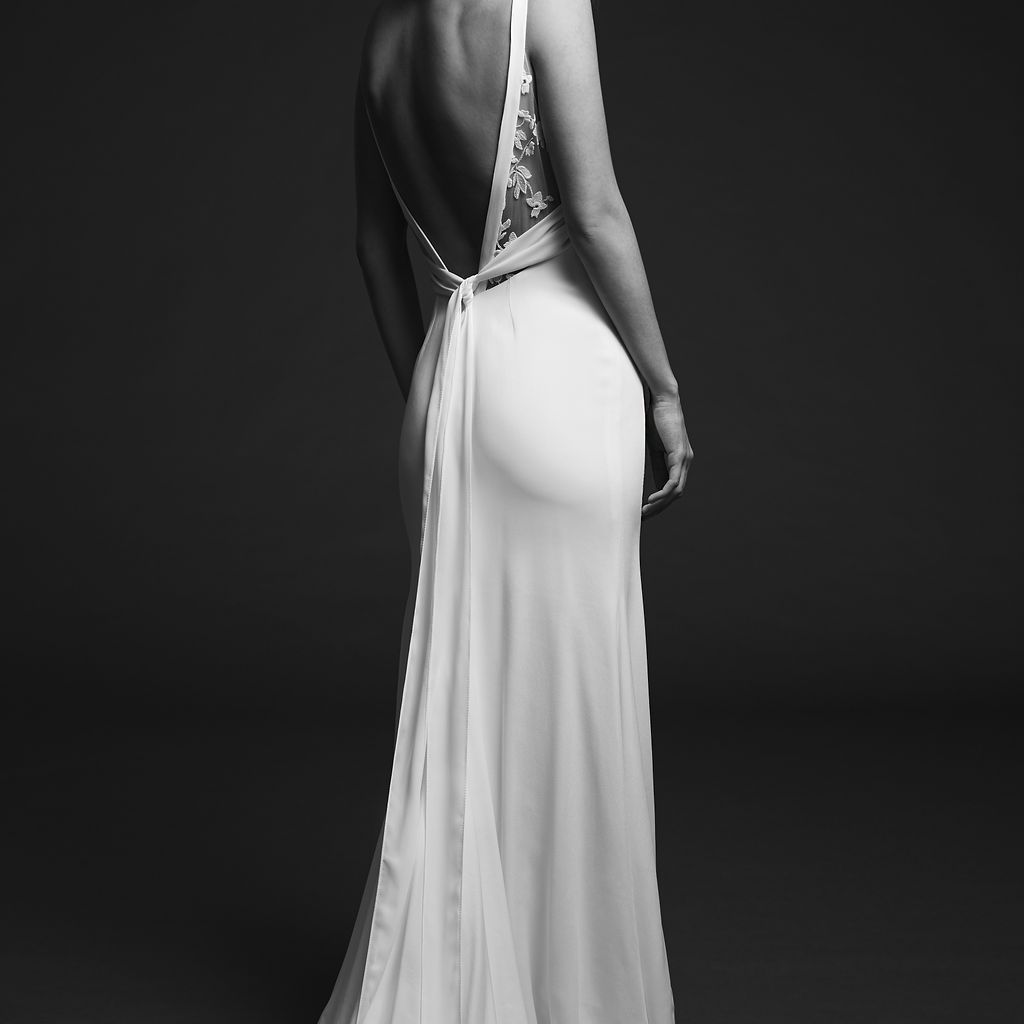 模型的婚纱礼服与开V背部和火车