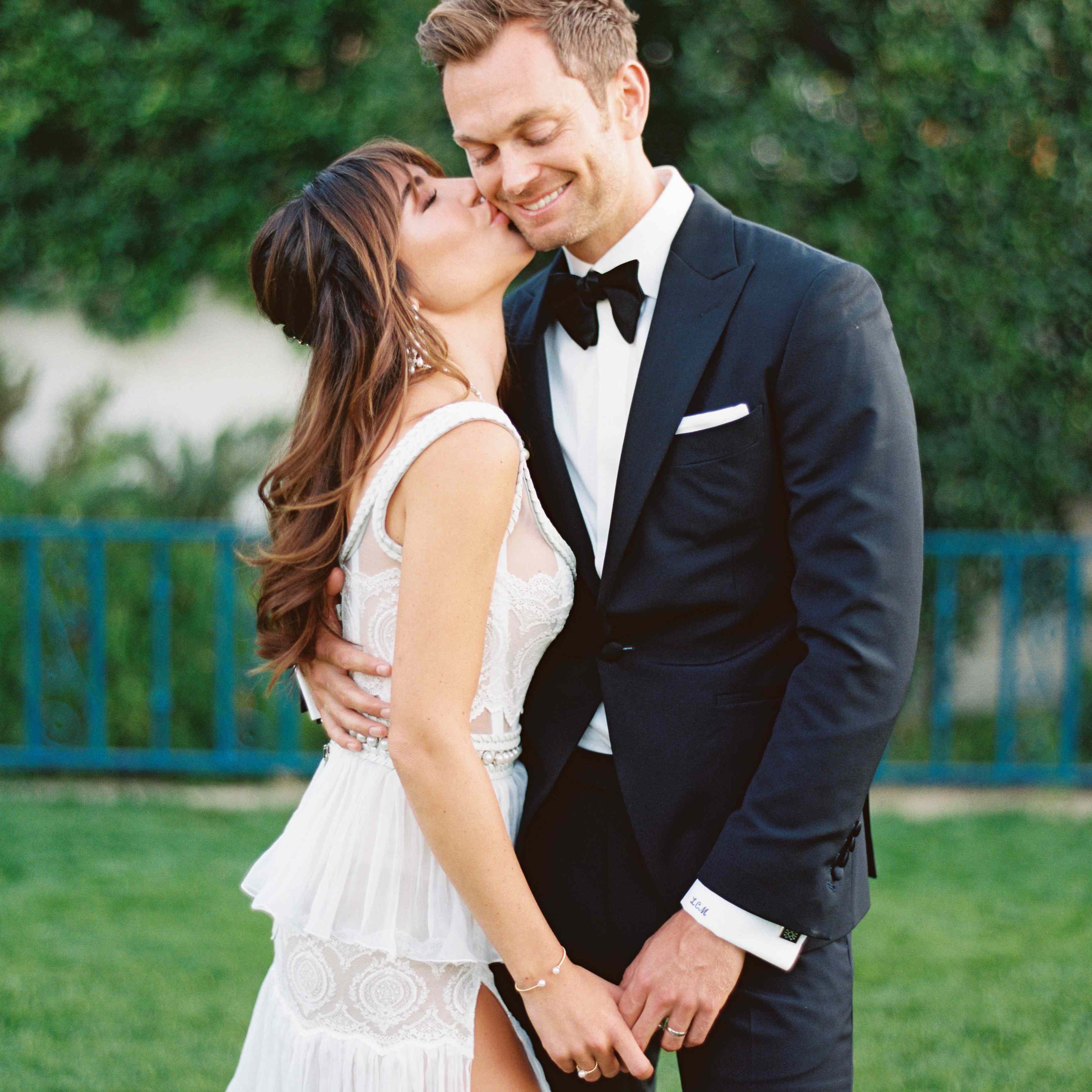 新娘亲吻新郎的脸颊