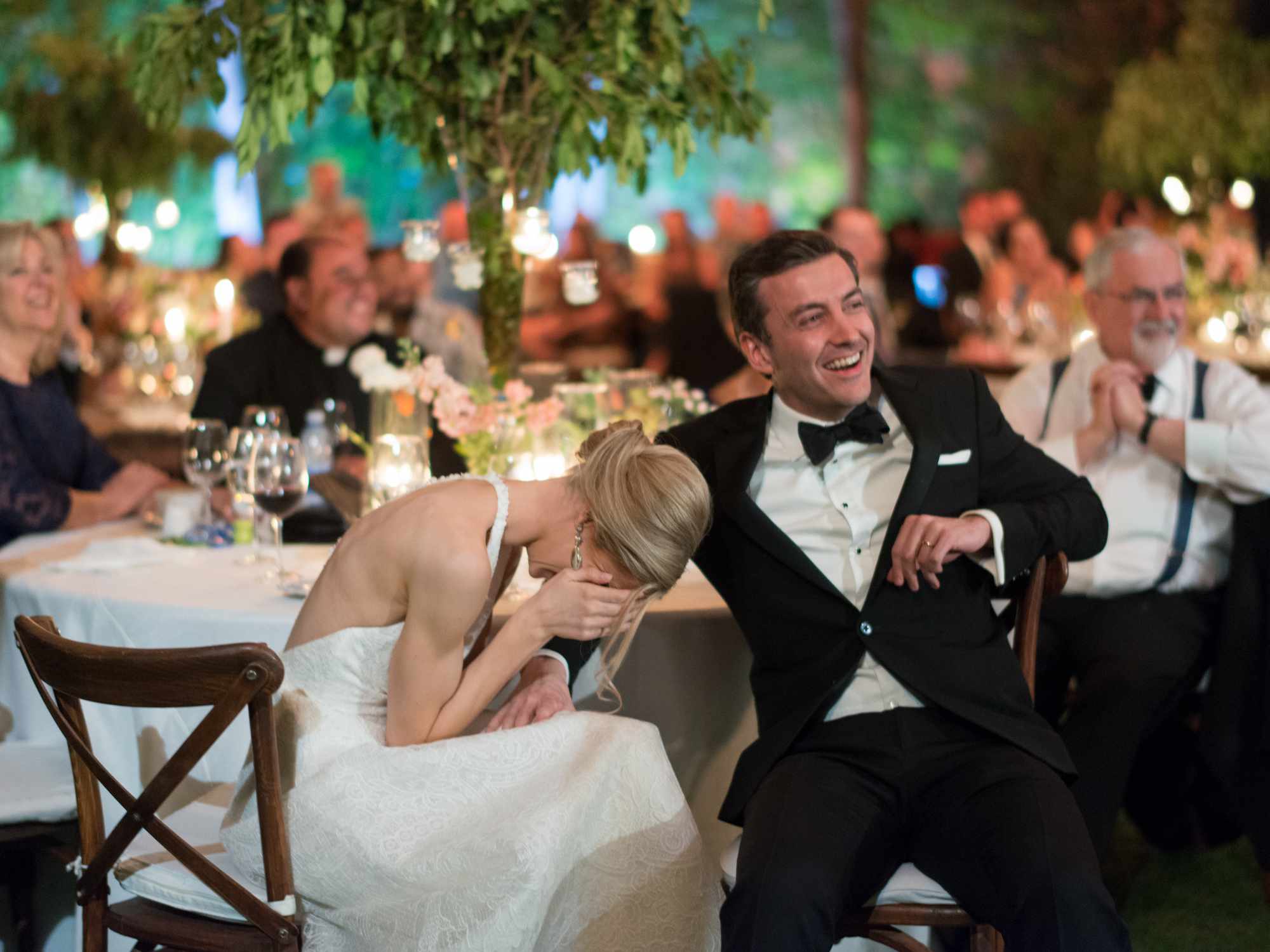 新娘和新郎在前台笑