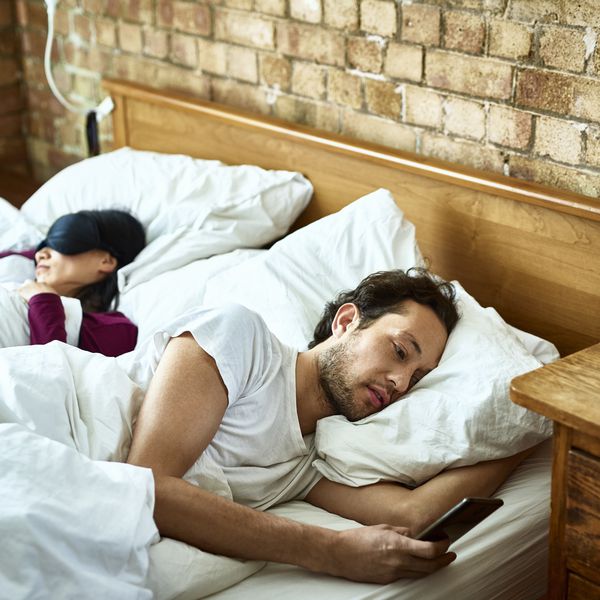 一对在床上不看对方的情侣