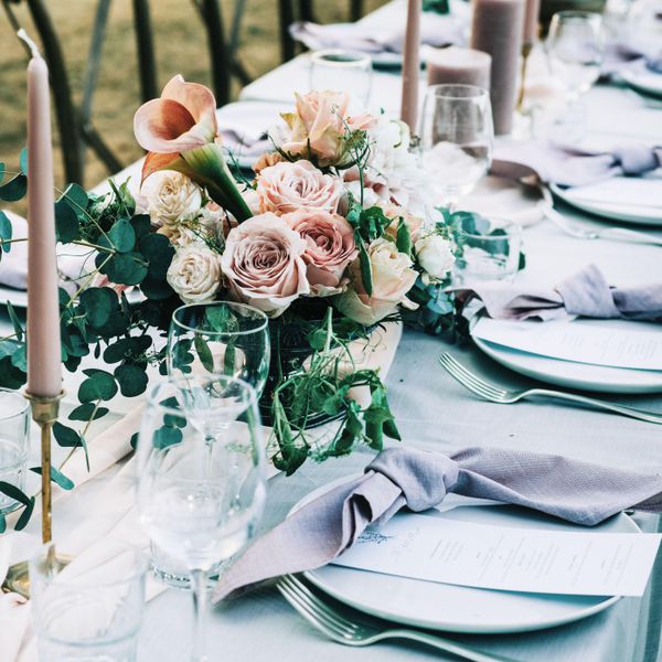 tablescape彩色锥形蜡烛花