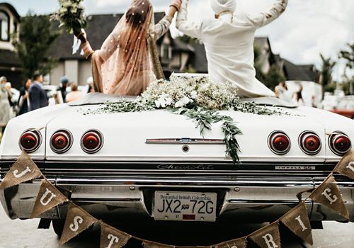在Getaway汽车的新婚夫妇