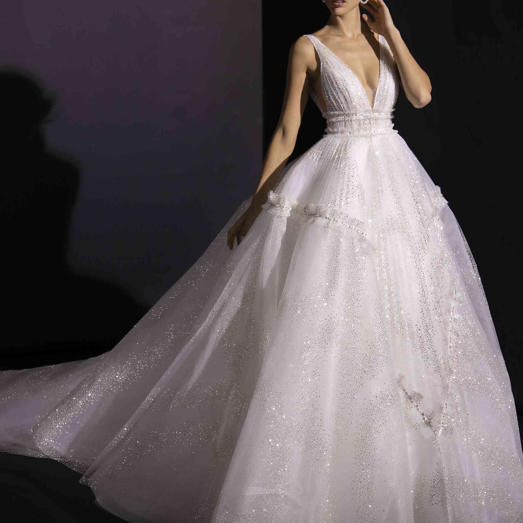 模型的大量闪光薄纱长礼服深V领