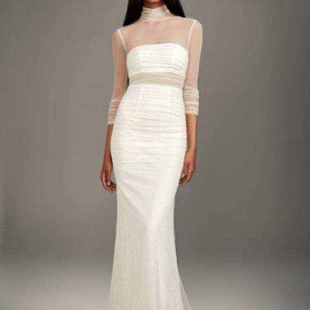 婚纱礼服的模型与幻觉袖子和胸衣