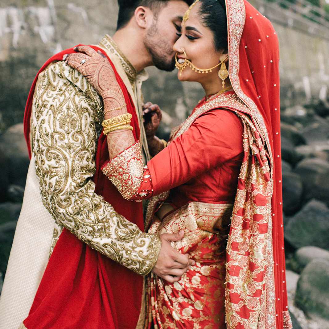 新娘和新郎拥抱