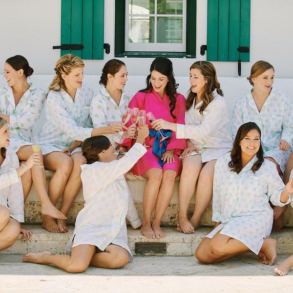 在匹配睡衣的伴娘