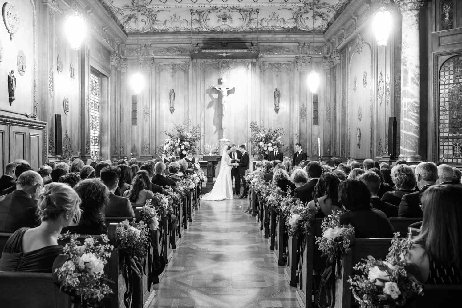 仪式在洪水大厦教堂