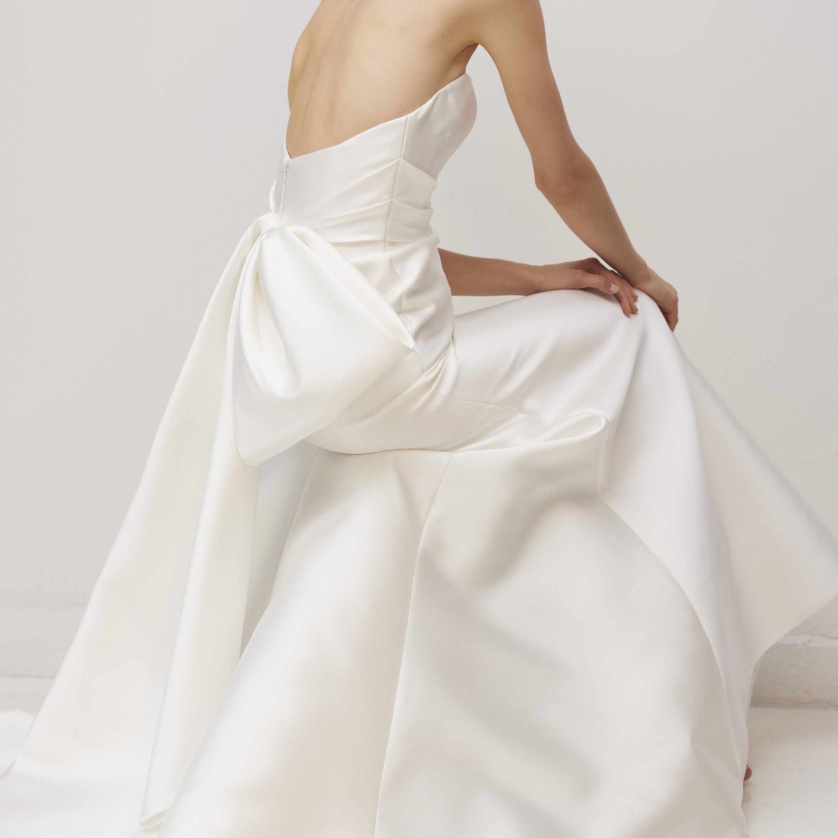 模型露肩装配和耀斑礼服背面带有大蝴蝶结