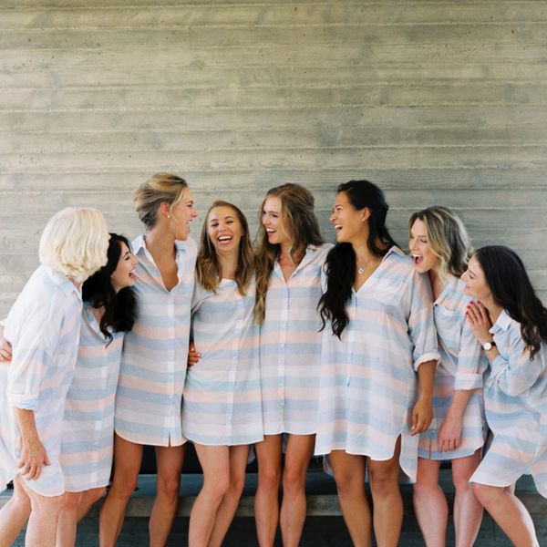 新娘和伴娘都穿着条纹礼服