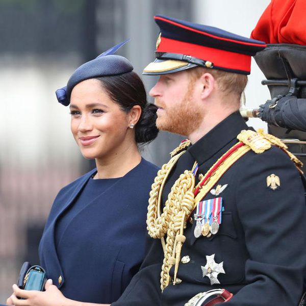 梅根马克尔和哈里王子到达成群结队涌向颜色，女王每年的生日游行，在英国伦敦。