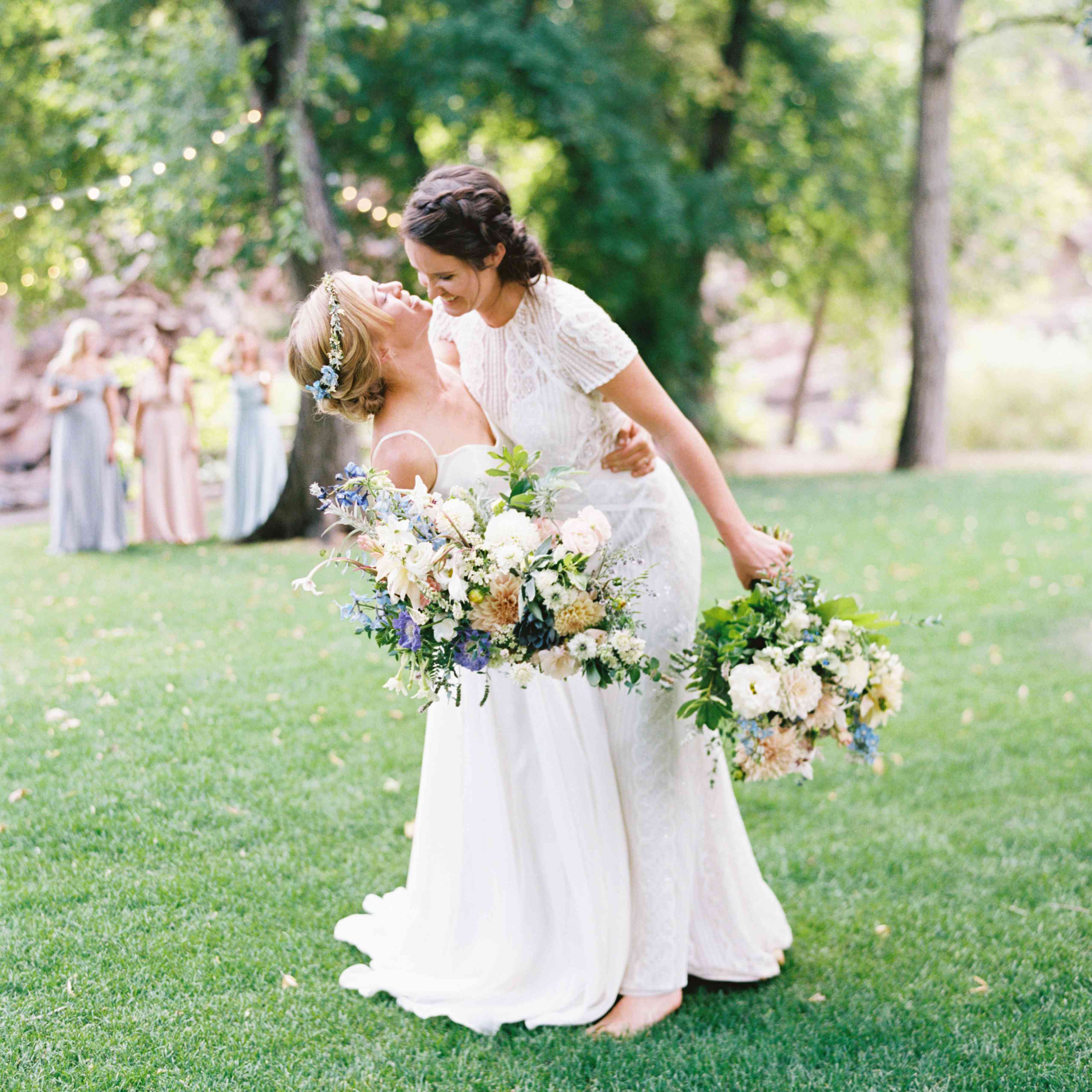 穿着BHLDN礼服的新娘