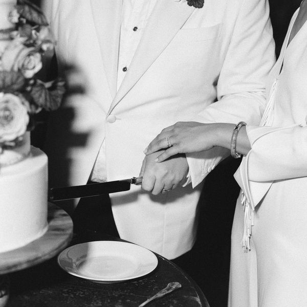 夫妇削减他们的婚礼蛋糕。