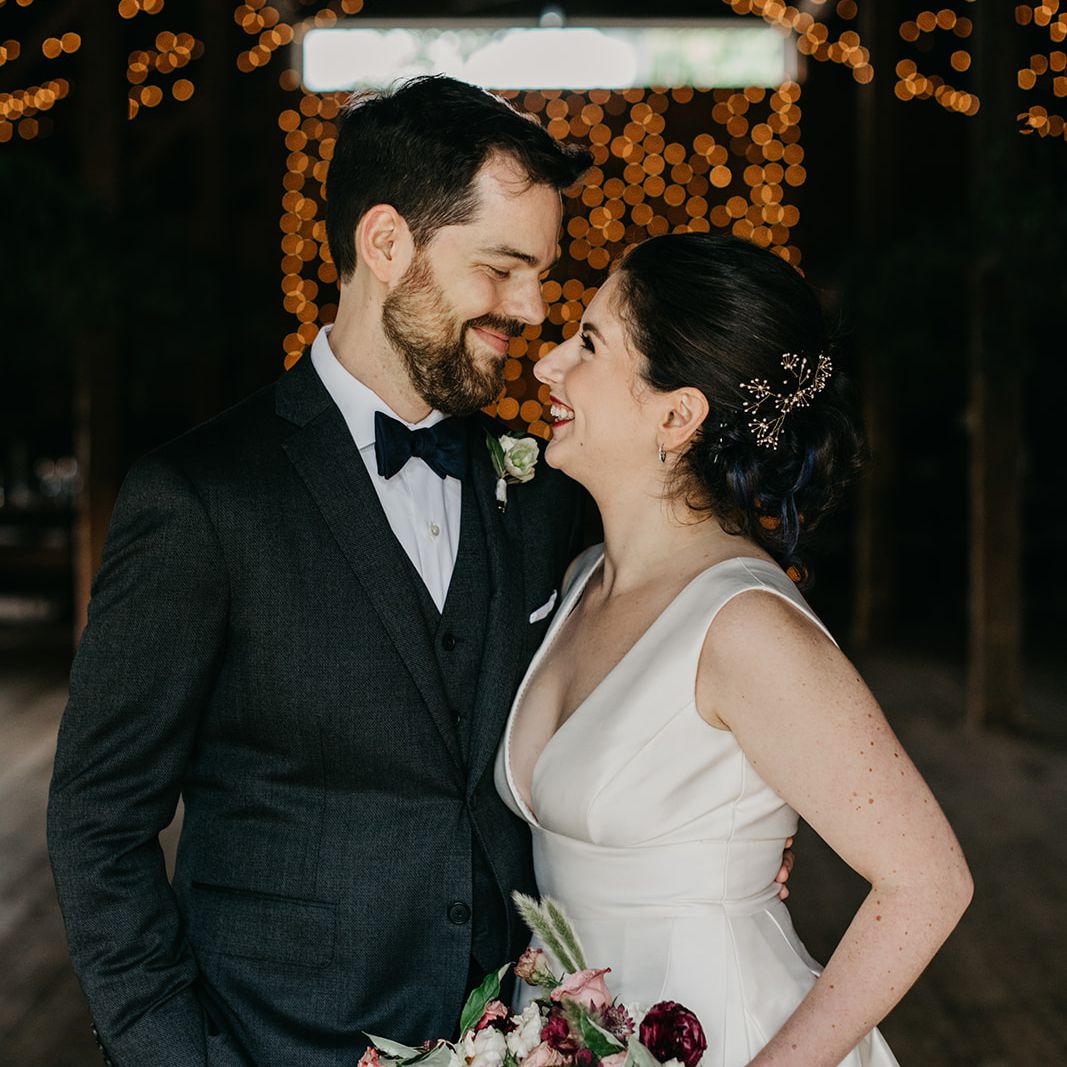 新娘和新郎微笑