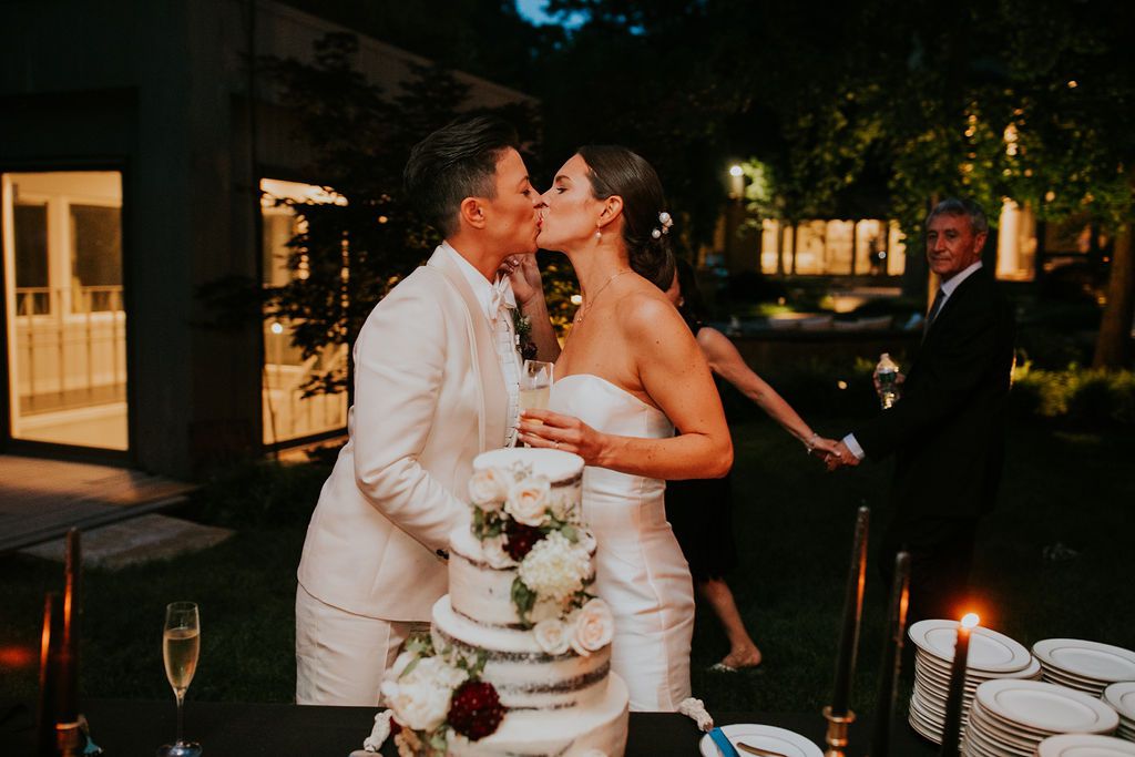 这对新人在切蛋糕时接吻