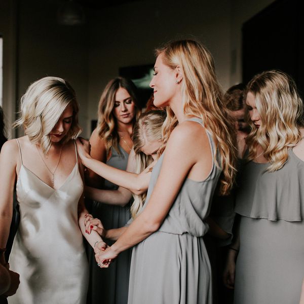 穿着灰色礼服的伴娘