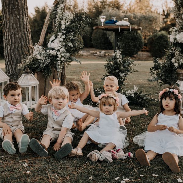 戒指持有人和花女孩