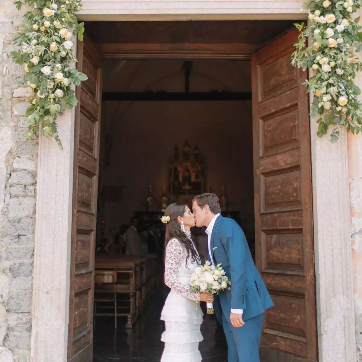 教堂与绿色植物