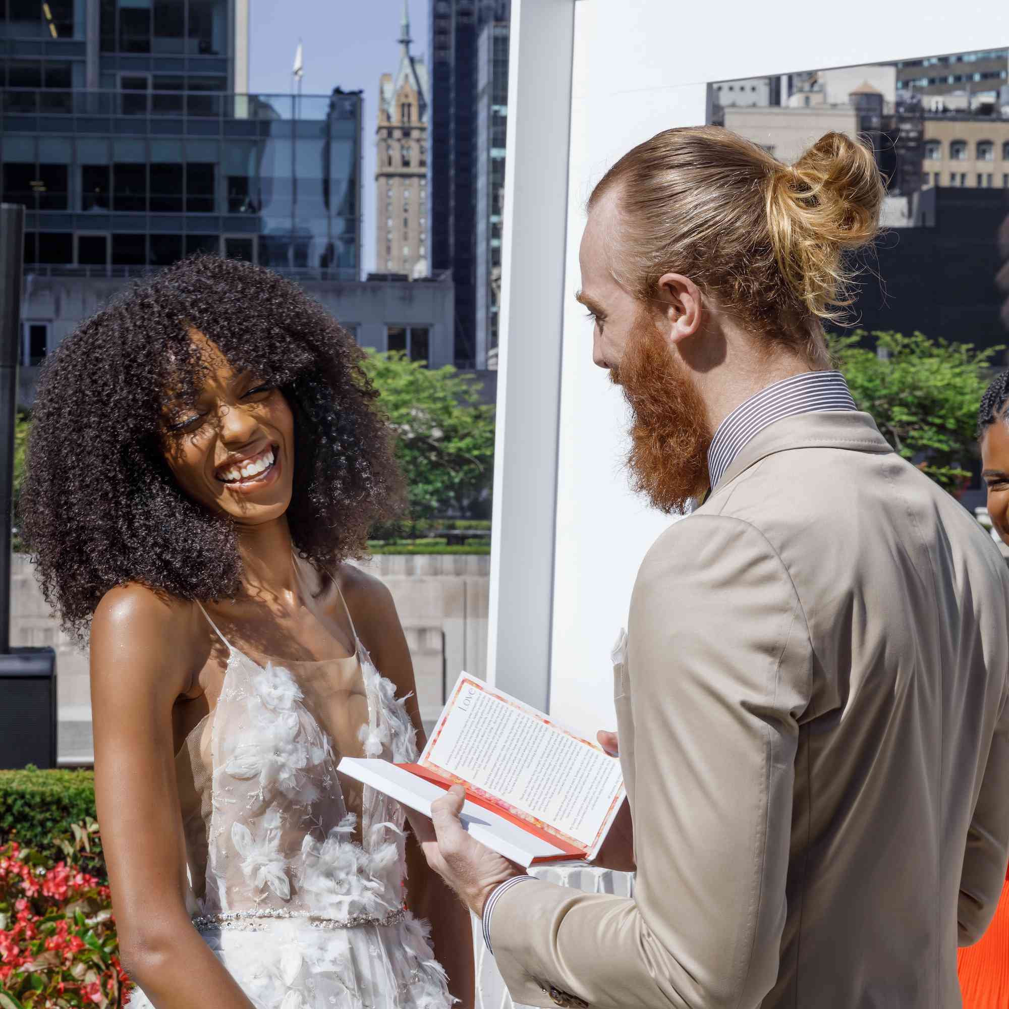 新郎说誓言和新娘笑