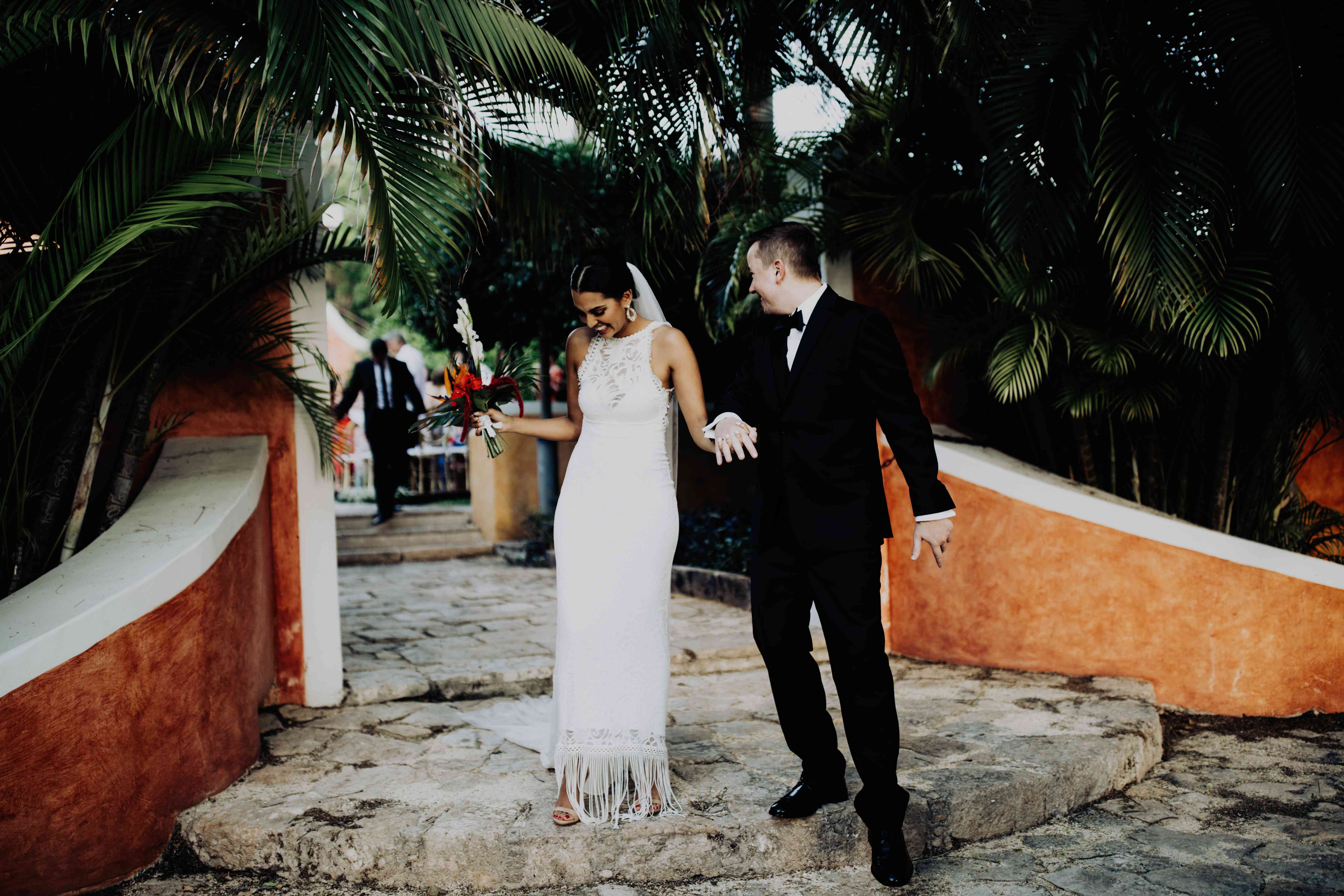 新娘和新郎一起笑