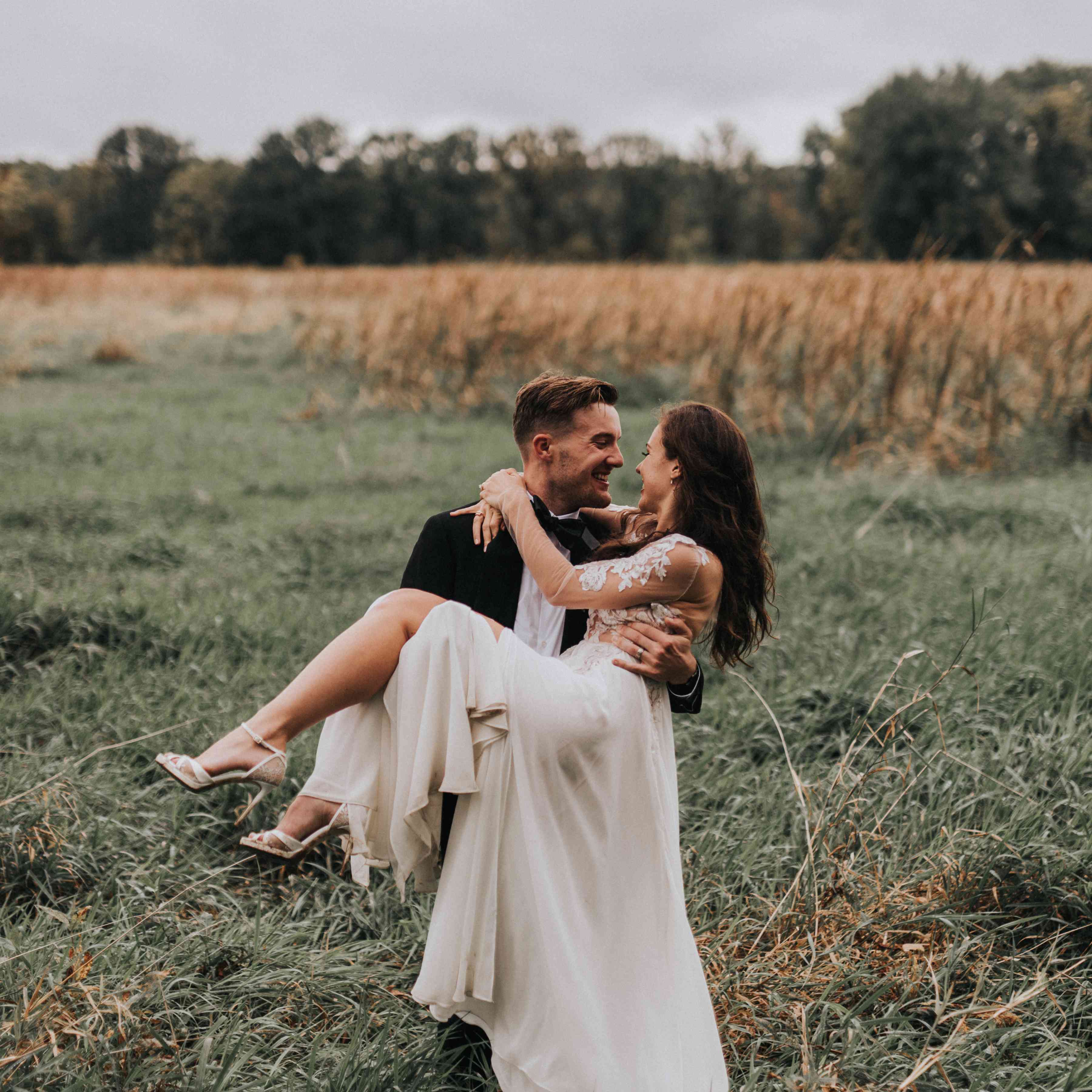 个性化的密歇根婚礼，新郎背着新娘