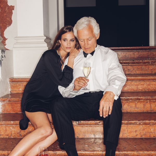 一个年轻的女人和一个老人坐在步骤。