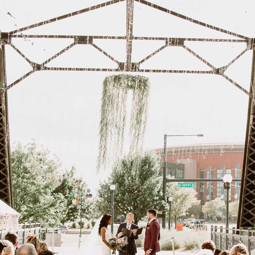 在Wewatta大桥新郎新娘