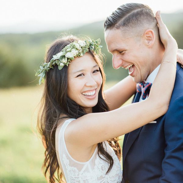 < p >新娘和新郎在拥抱,主要形象< / p >