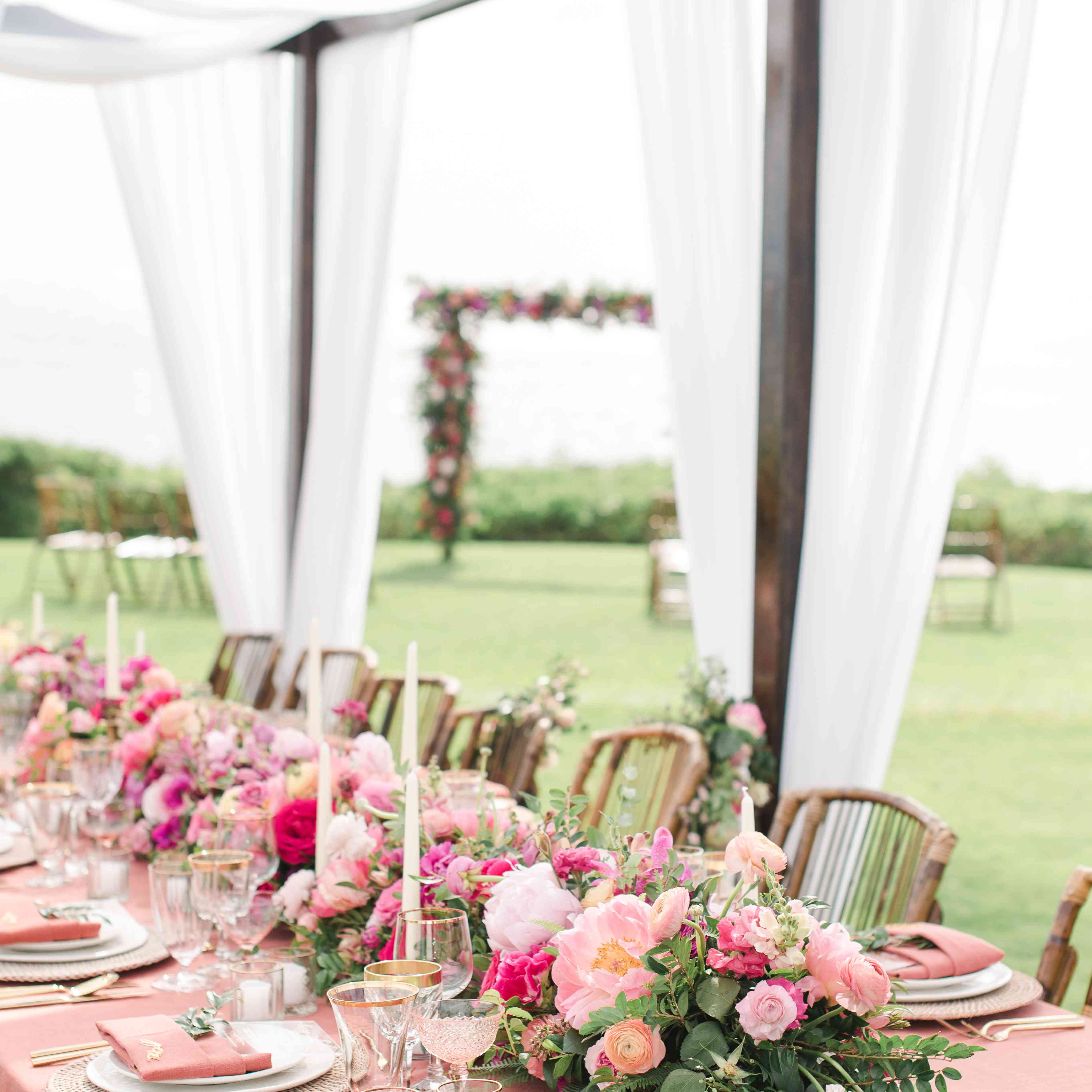 有桃色床单和粉色花朵的接待桌