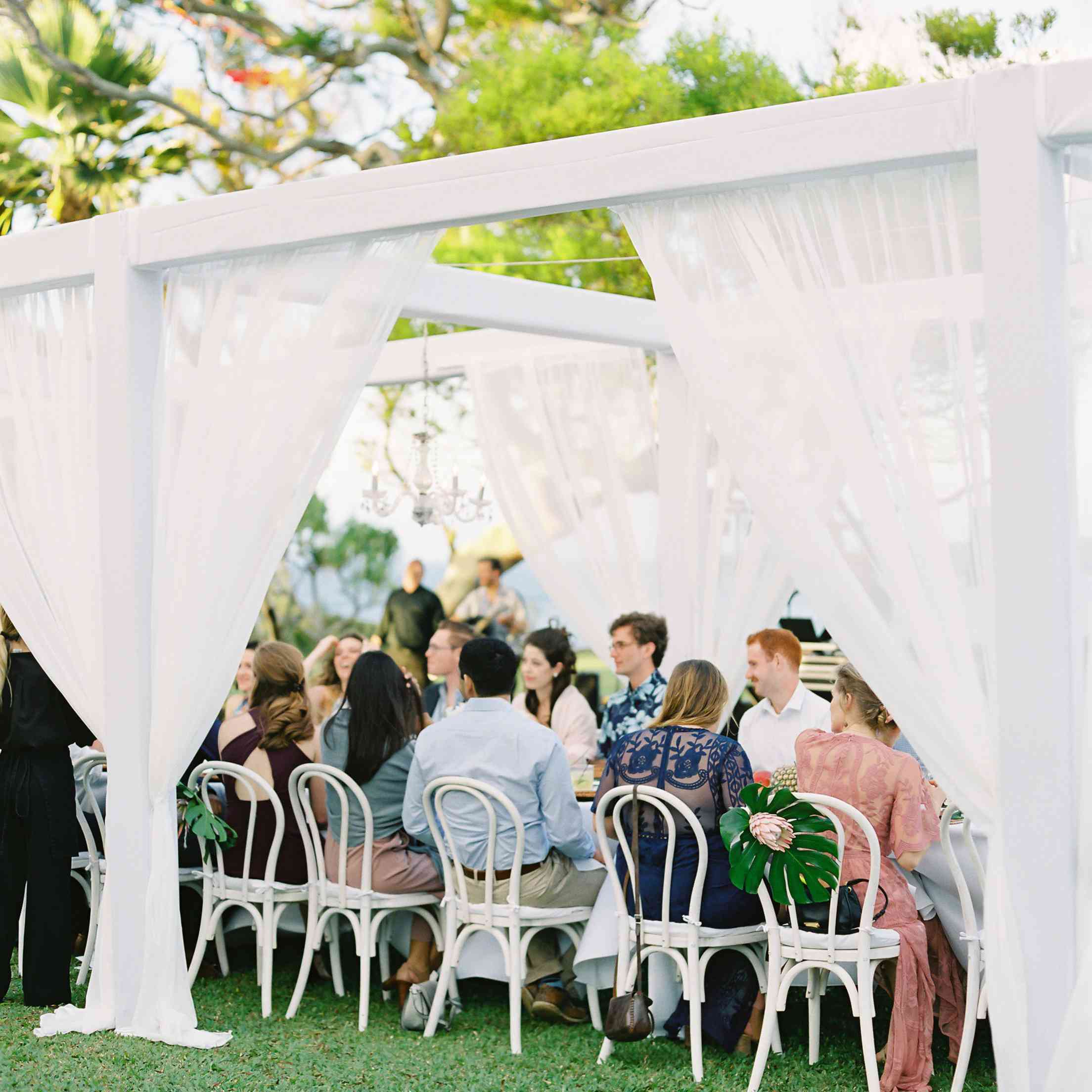 与白色垂褶的亲密的婚礼接待台