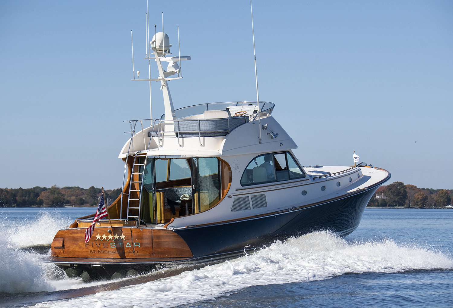 欣克利五星级游艇从佩里小屋酒店巡航迈尔斯河