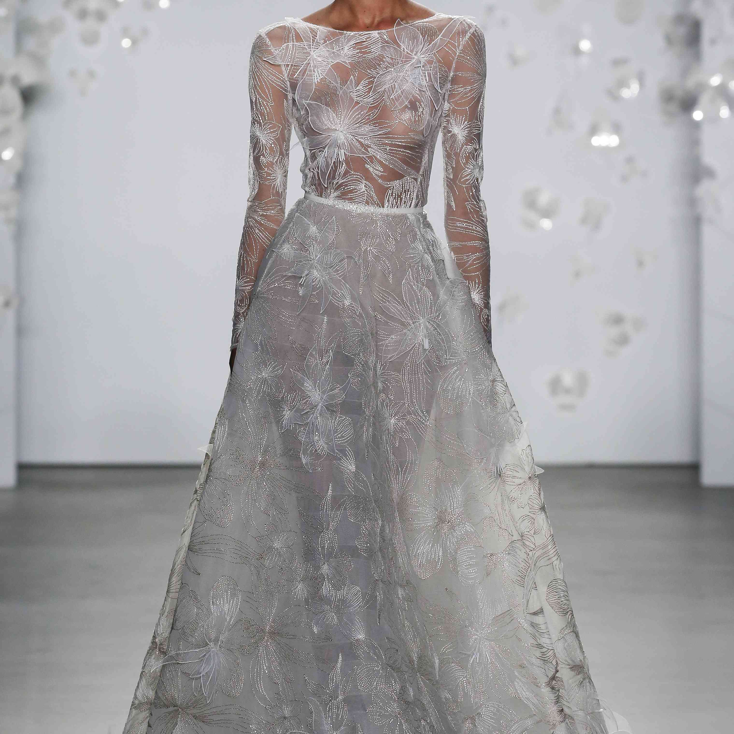 在黄金和象牙长袖舞会礼服与3D模型花香