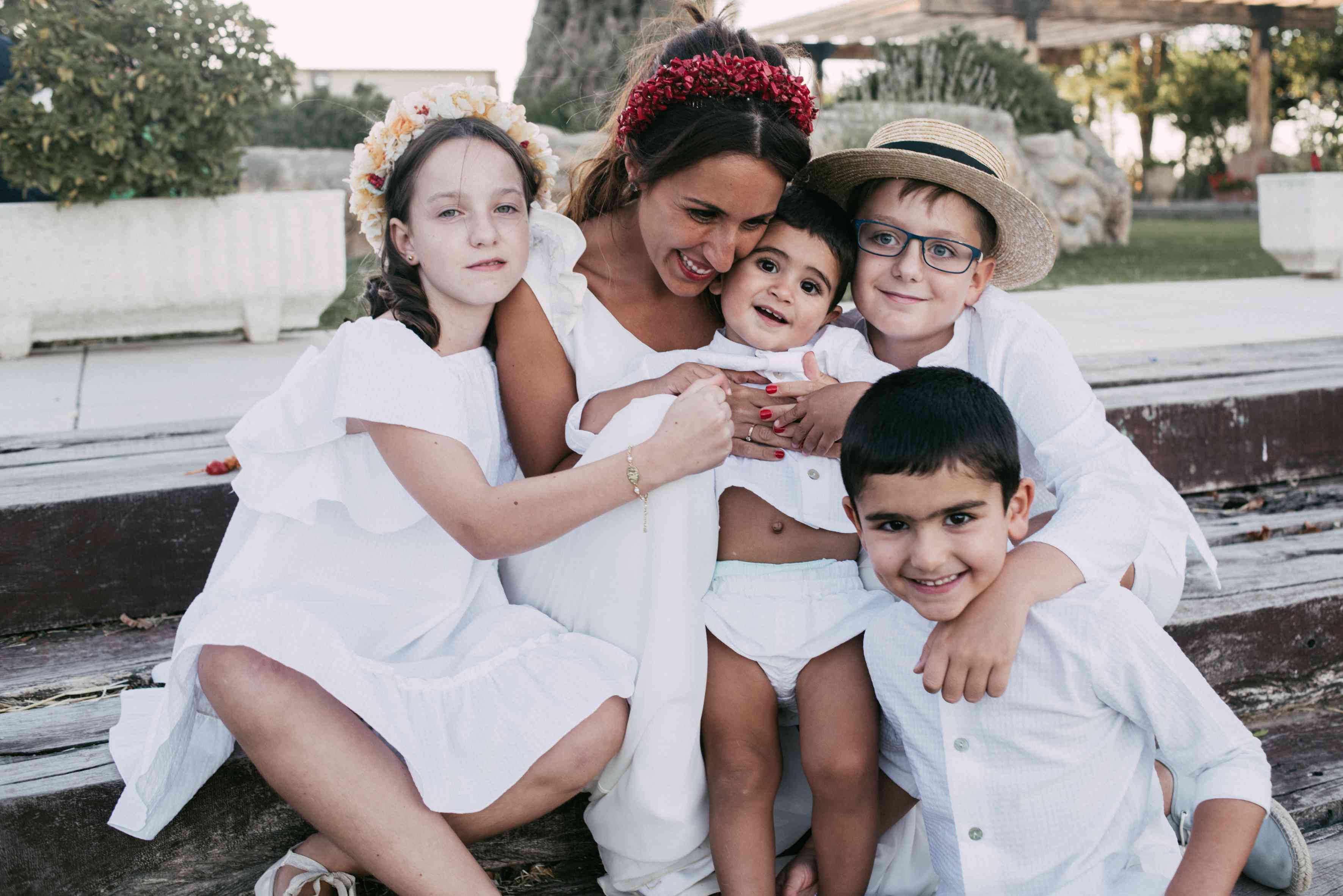 有花女孩和戒指承担者的新娘