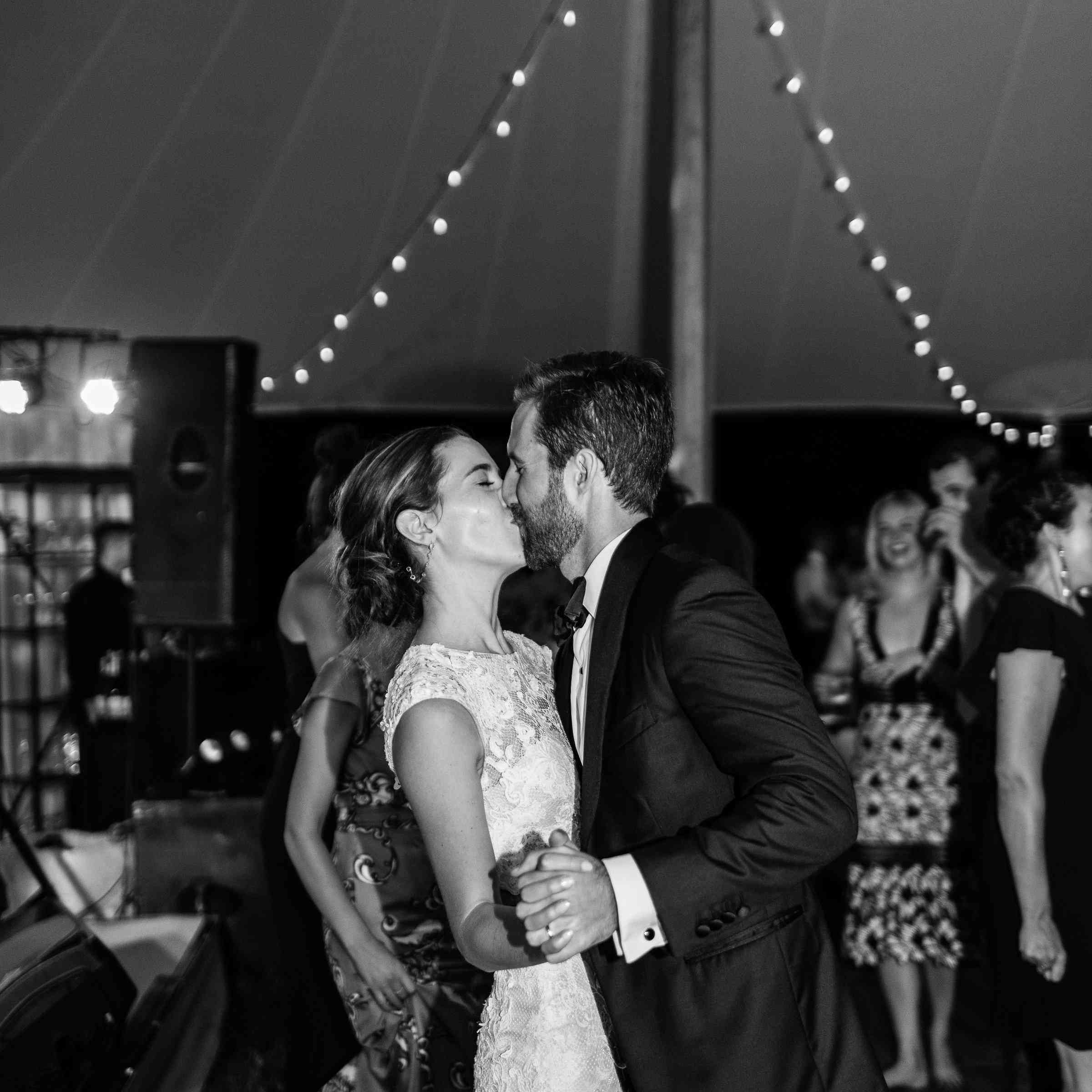 <p>新娘和新郎在跳舞时接吻</p><br><br>