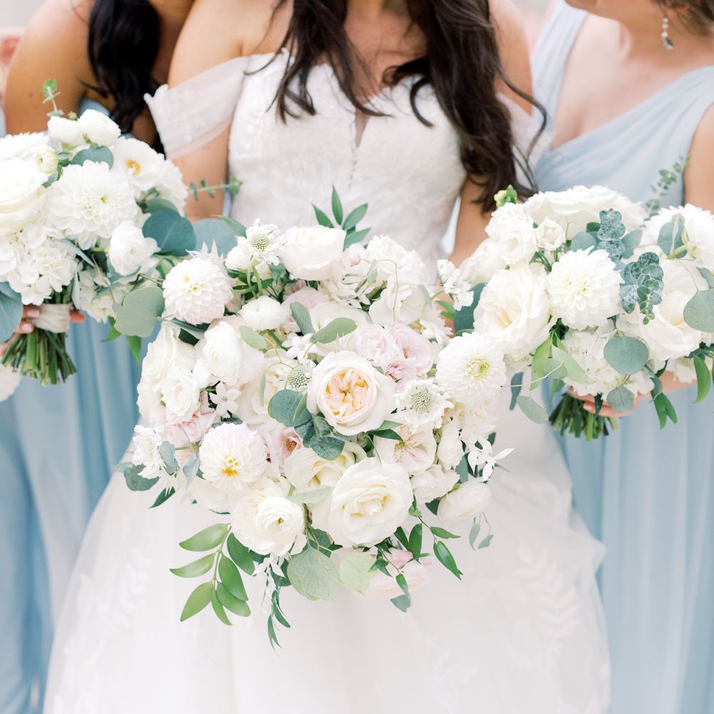 运载一朵白色玫瑰和牡丹诗型花束的新娘