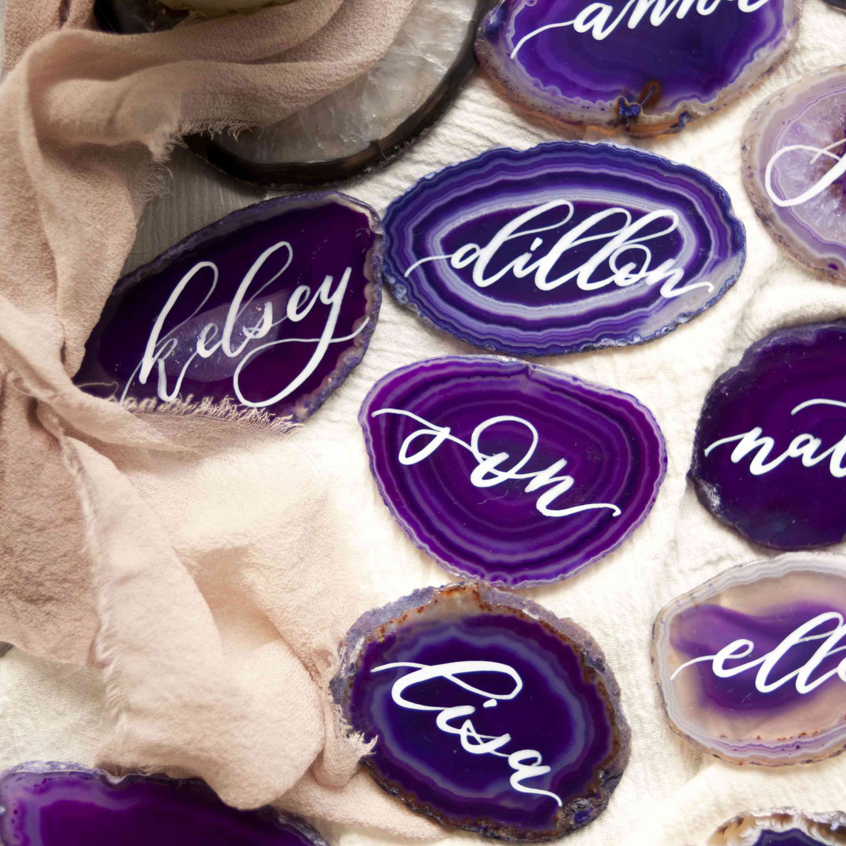 名字写在紫色的玛瑙