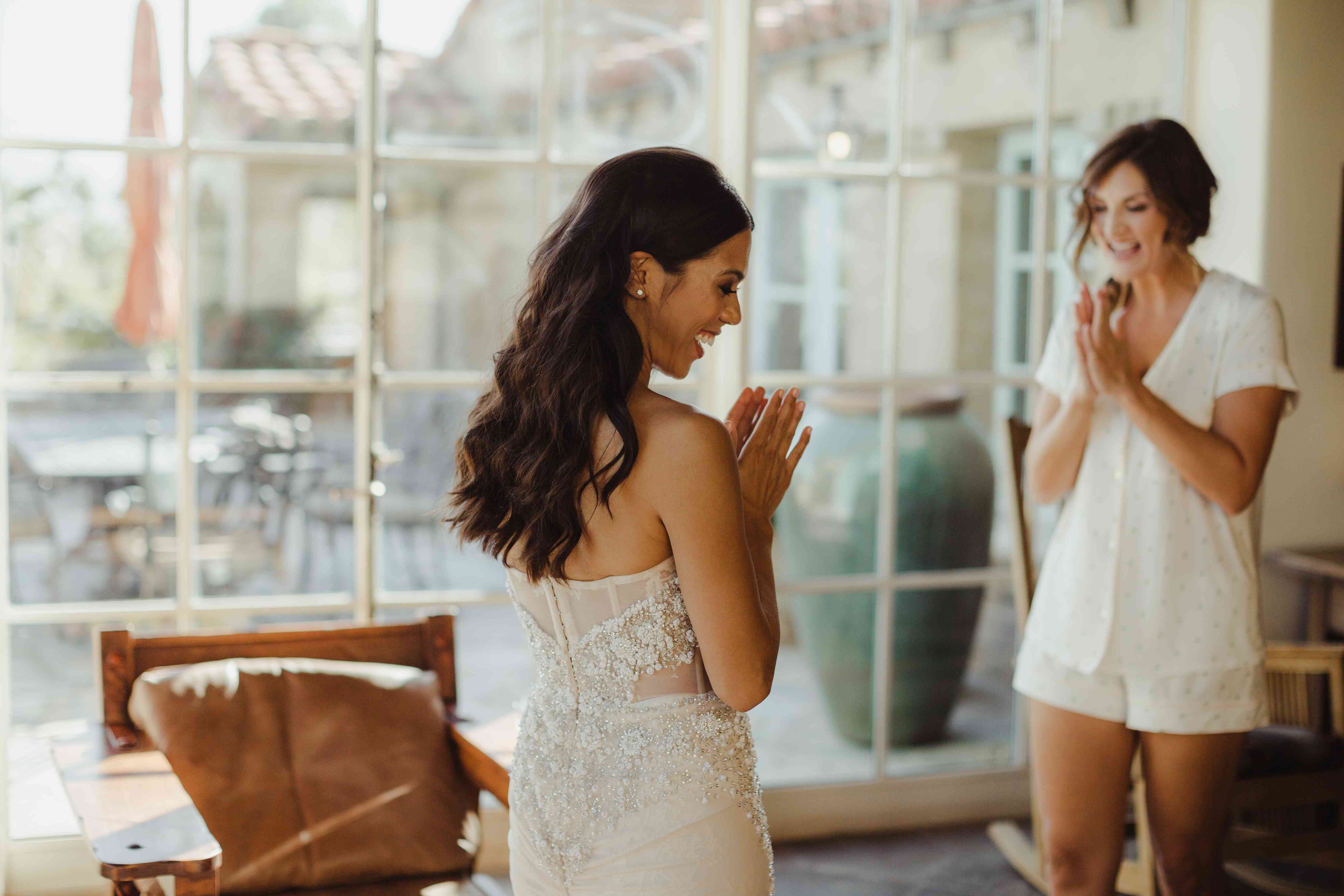 新娘准备好与伴娘