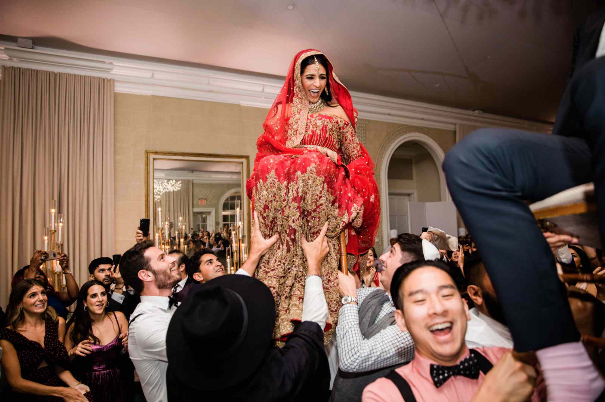 新娘在椅子上被抱起