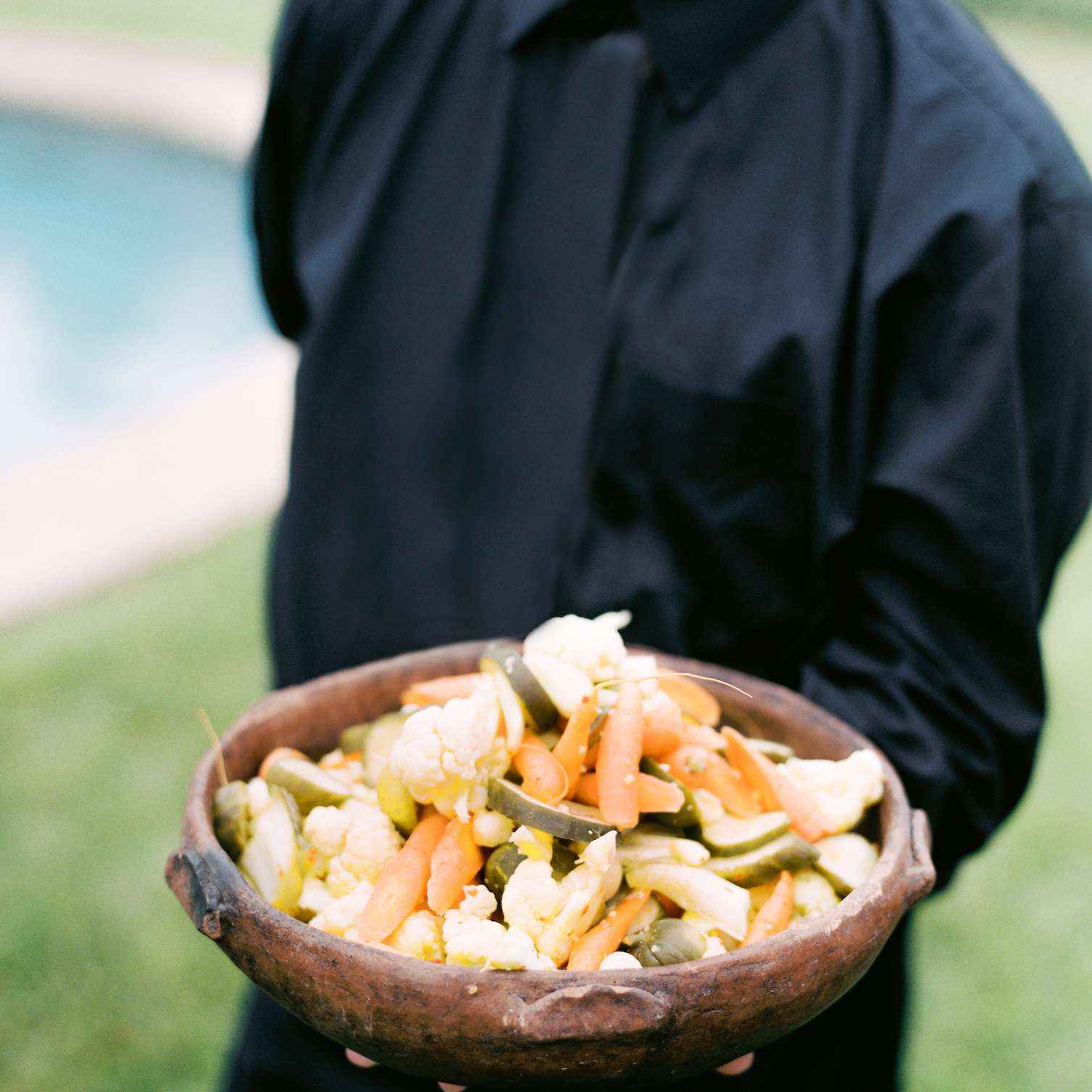 侍者端着一碗烤蔬菜