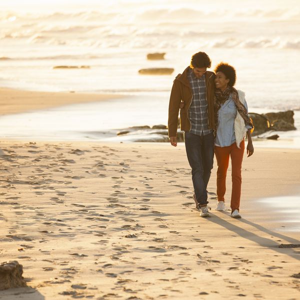 情侣在海滩上散步