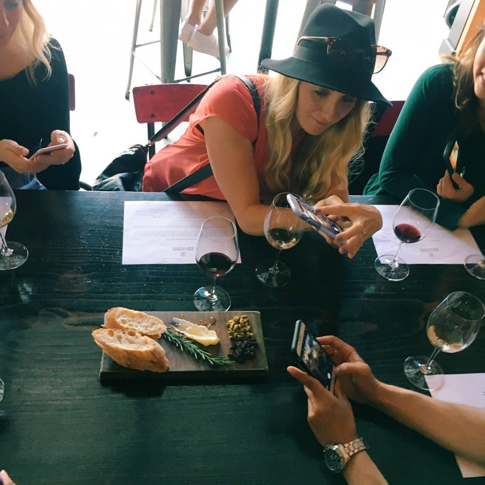 女孩手机上拍摄的食物