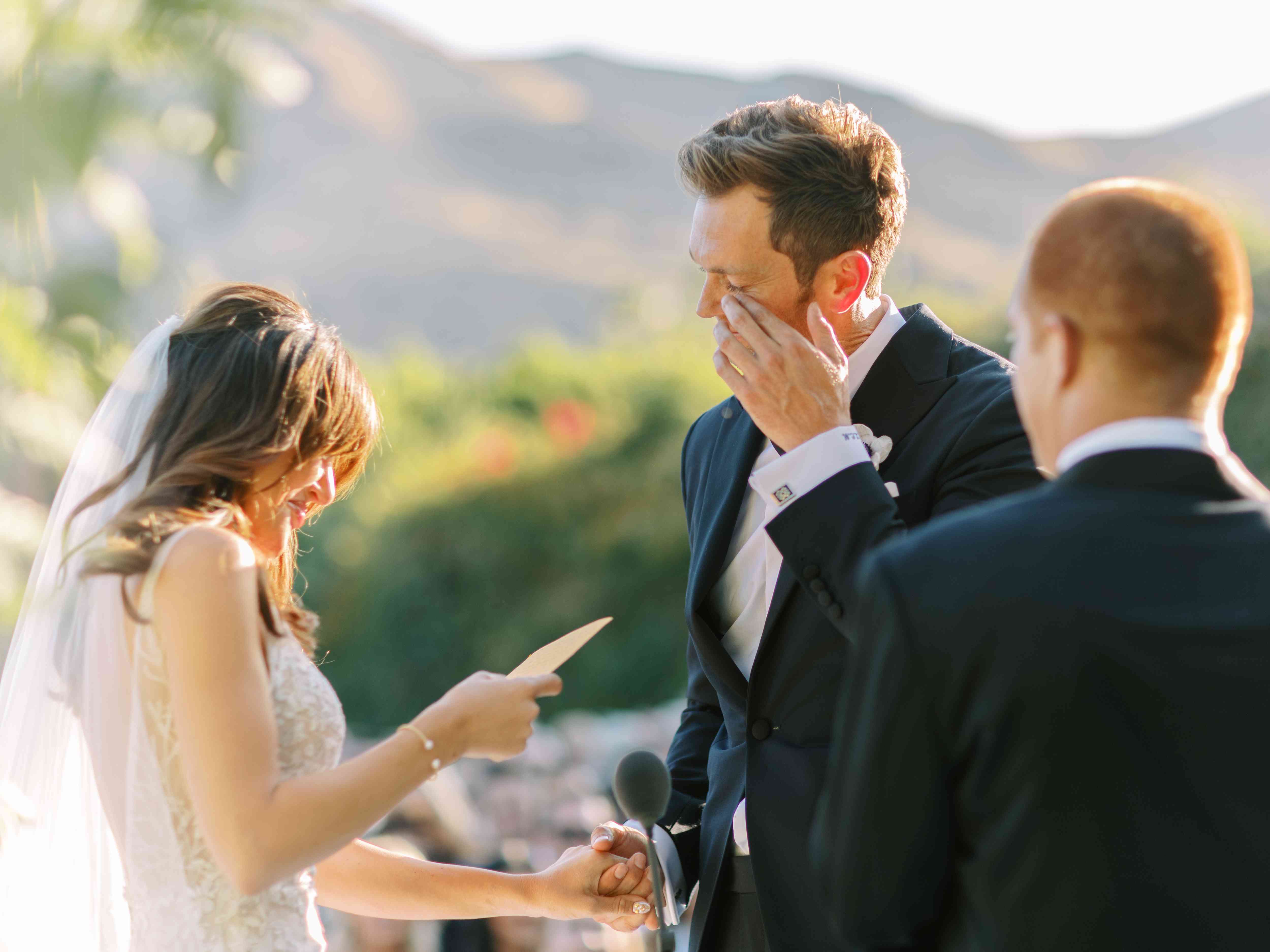 新娘和新郎交换誓言