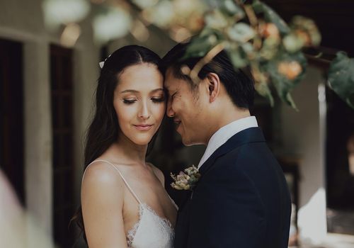 两人拥抱”class=