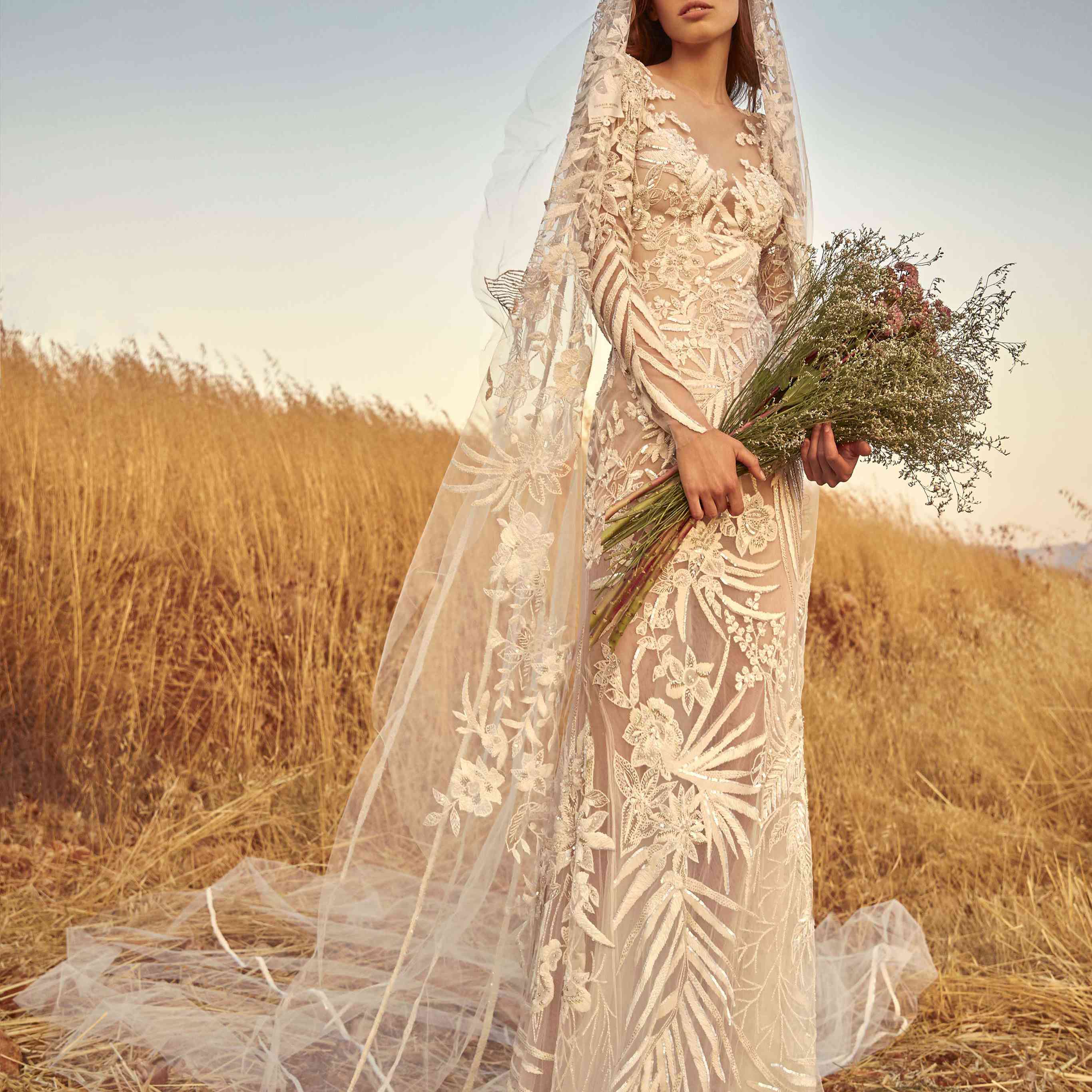 模型的拟合与匹配的面纱完全绣白色长袖连衣裙